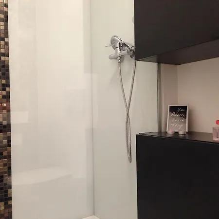 Gorgeous Flat With Garage *