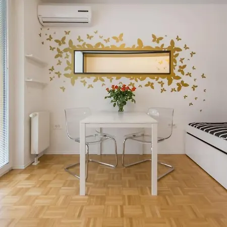Gorgeous Flat With Garage Apartmán *