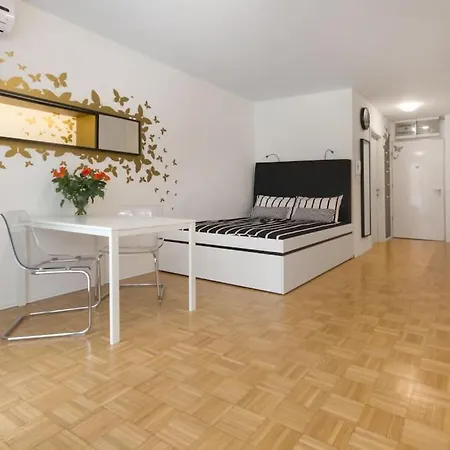 Gorgeous Flat With Garage Apartmán *